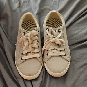 Size 8 Taos Casual Beige Canvas‎ Sneakers